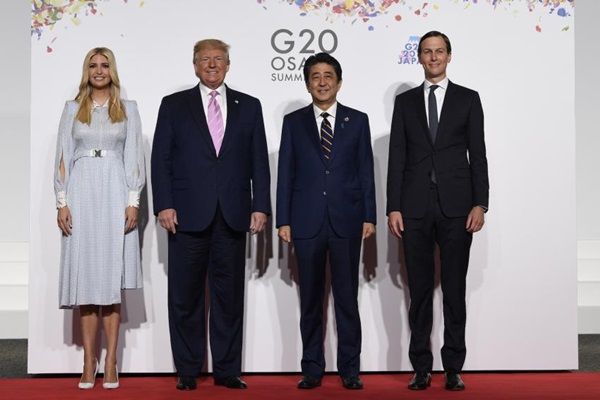 Vừa có mặt tại Nhật Bản, Ivanka Trump đã khiến dư luận phát sốt với thần thái hơn người, nổi bật giữa dàn chính khách, đến chồng cũng bị lép vế-4