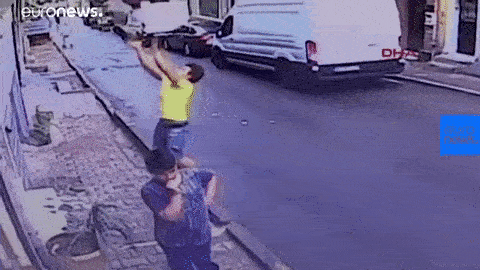 Đi bộ trên vỉa hè, thanh niên 17 tuổi cứu được một mạng người theo cách không ngờ-1