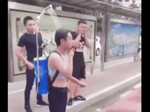 Clip: Thanh niên ra đường chống nóng theo cách cực