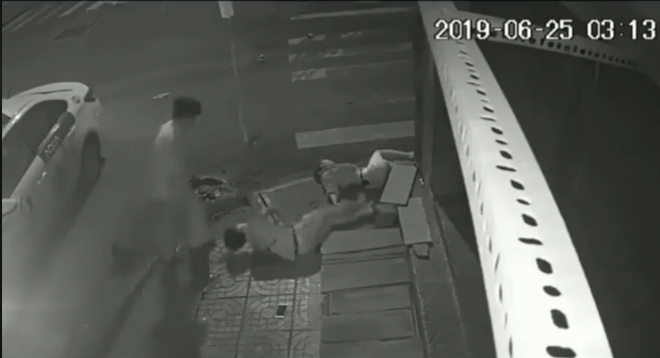 Vụ cô gái nằm bất động trên vỉa hè Sài Gòn sau tai nạn, thiếu niên bò ra đường cầu cứu: 2 người không quen biết nhau-1