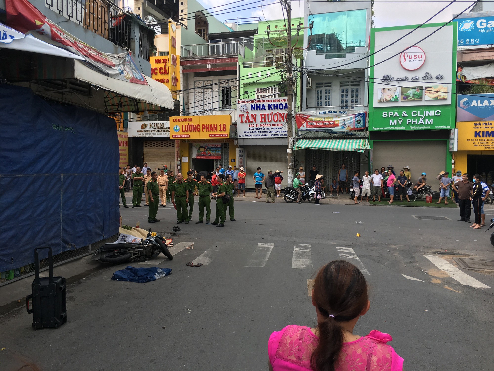Vụ cô gái nằm bất động trên vỉa hè Sài Gòn sau tai nạn, thiếu niên bò ra đường cầu cứu: 2 người không quen biết nhau-3