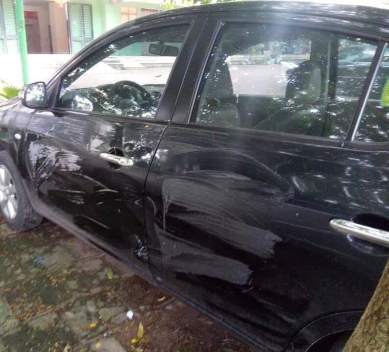 Không chịu gửi xe ở bãi xe tự phát, hai chiếc ô tô nghi bị tạt chất tẩy sơn để dằn mặt-2