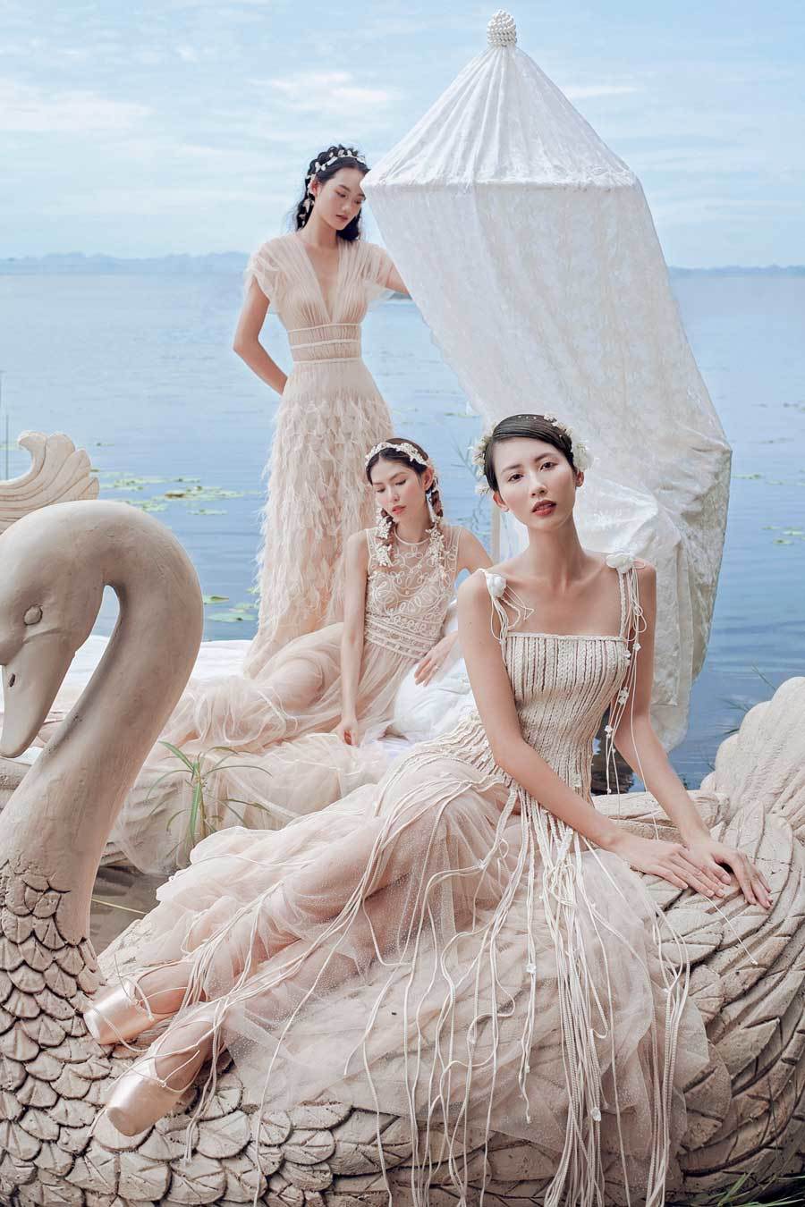 3 mẫu Việt mặc xuyên thấu chụp ảnh giữa hồ sen-1