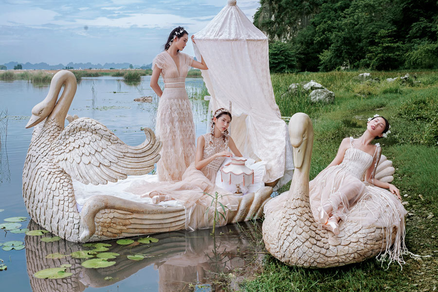 3 mẫu Việt mặc xuyên thấu chụp ảnh giữa hồ sen-2