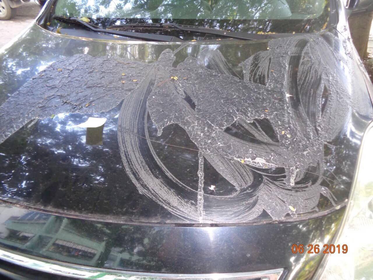 Không chịu gửi xe ở bãi xe tự phát, hai chiếc ô tô nghi bị tạt chất tẩy sơn để dằn mặt-4