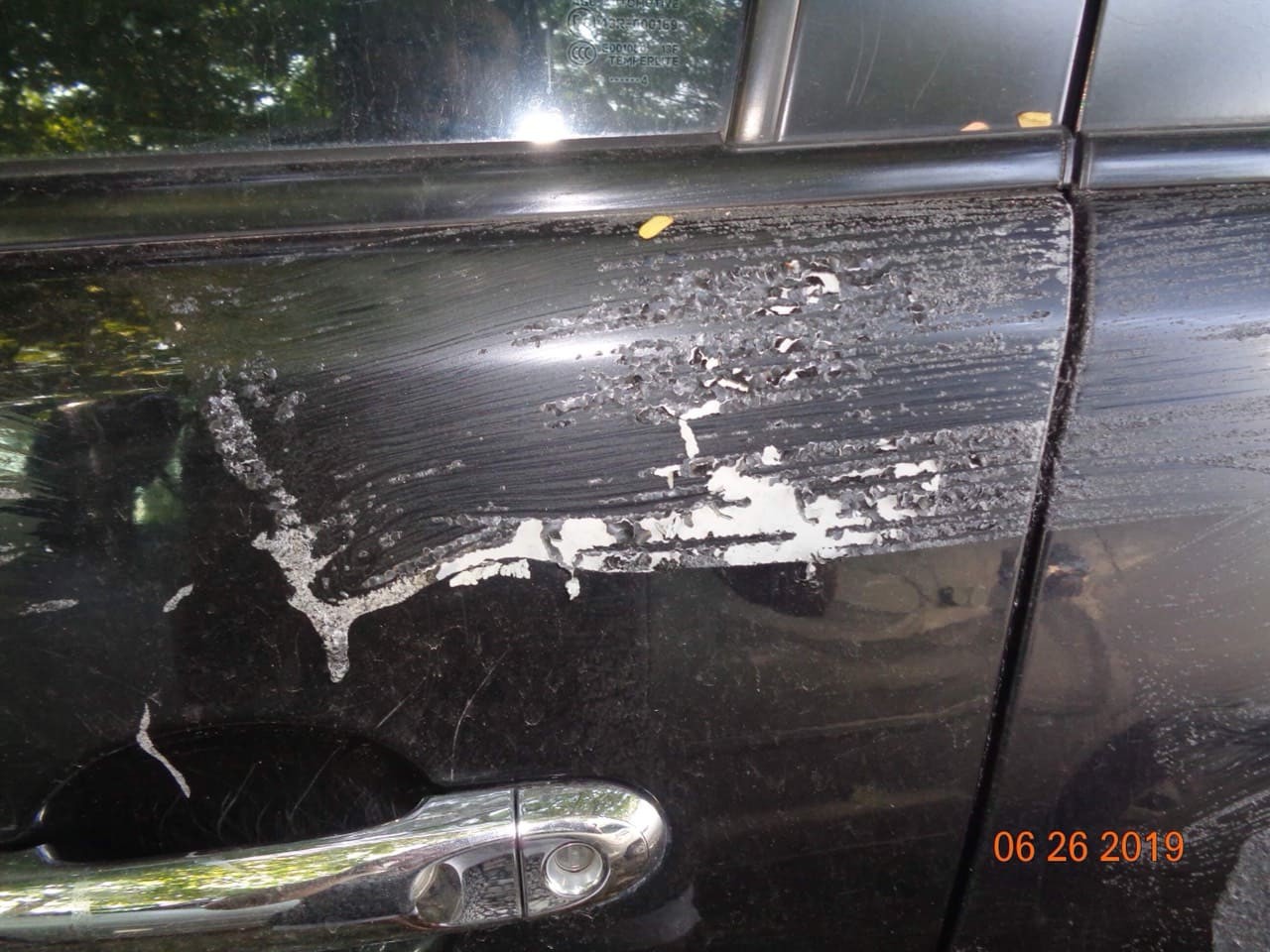 Không chịu gửi xe ở bãi xe tự phát, hai chiếc ô tô nghi bị tạt chất tẩy sơn để dằn mặt-5