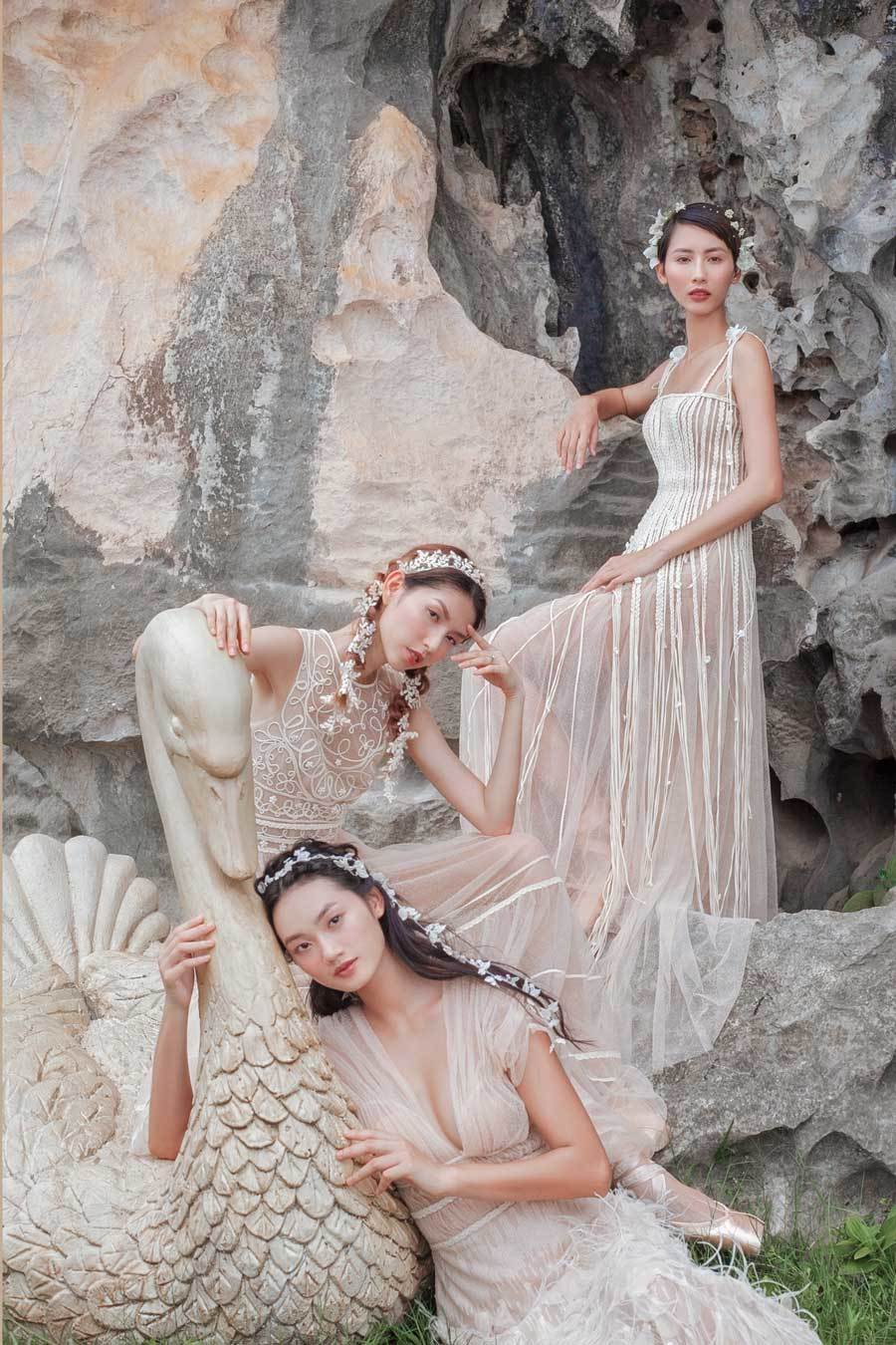 3 mẫu Việt mặc xuyên thấu chụp ảnh giữa hồ sen-3