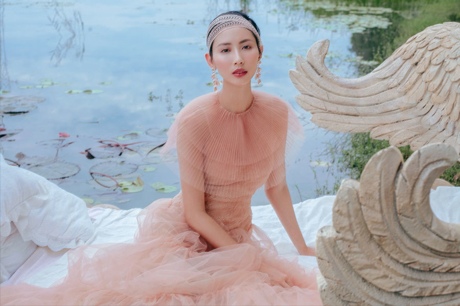 3 mẫu Việt mặc xuyên thấu chụp ảnh giữa hồ sen-4