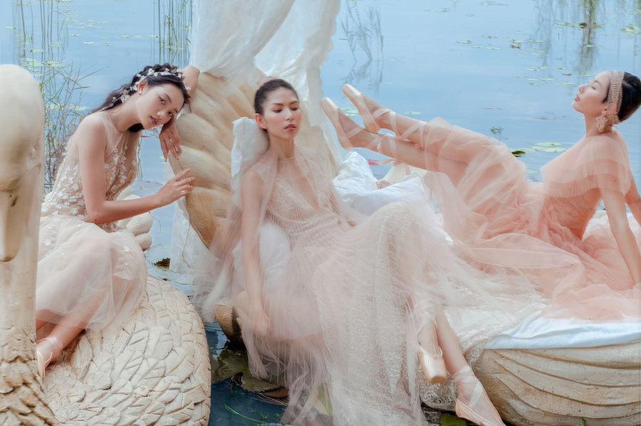 3 mẫu Việt mặc xuyên thấu chụp ảnh giữa hồ sen-5