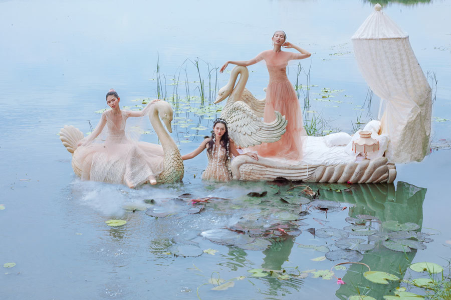 3 mẫu Việt mặc xuyên thấu chụp ảnh giữa hồ sen-6