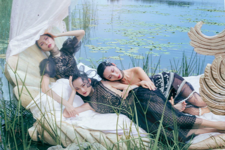 3 mẫu Việt mặc xuyên thấu chụp ảnh giữa hồ sen-8