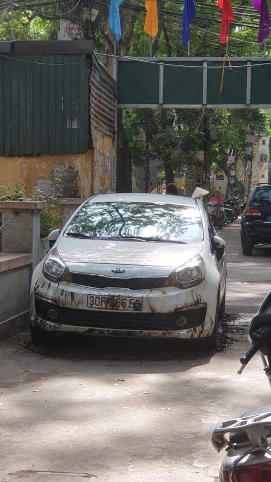 Sự thực thông tin xe ô tô bị đốt vì đỗ chắn lối đi ở Kim Liên-1