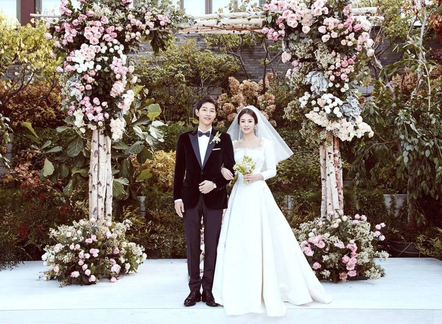 Đau lòng nhất hôm nay: 2 ngày sau khi đệ đơn ly hôn, Song Hye Kyo vẫn giữ bức ảnh cưới 4 triệu like từ 2 năm trước-3