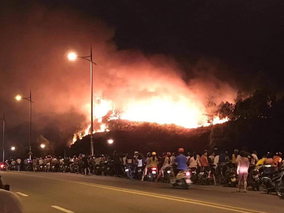 Cháy rừng ở Hà Tĩnh đe doạ nhiều nhà dân, hàng trăm người nỗ lực dập lửa gần 10 tiếng đồng hồ-1