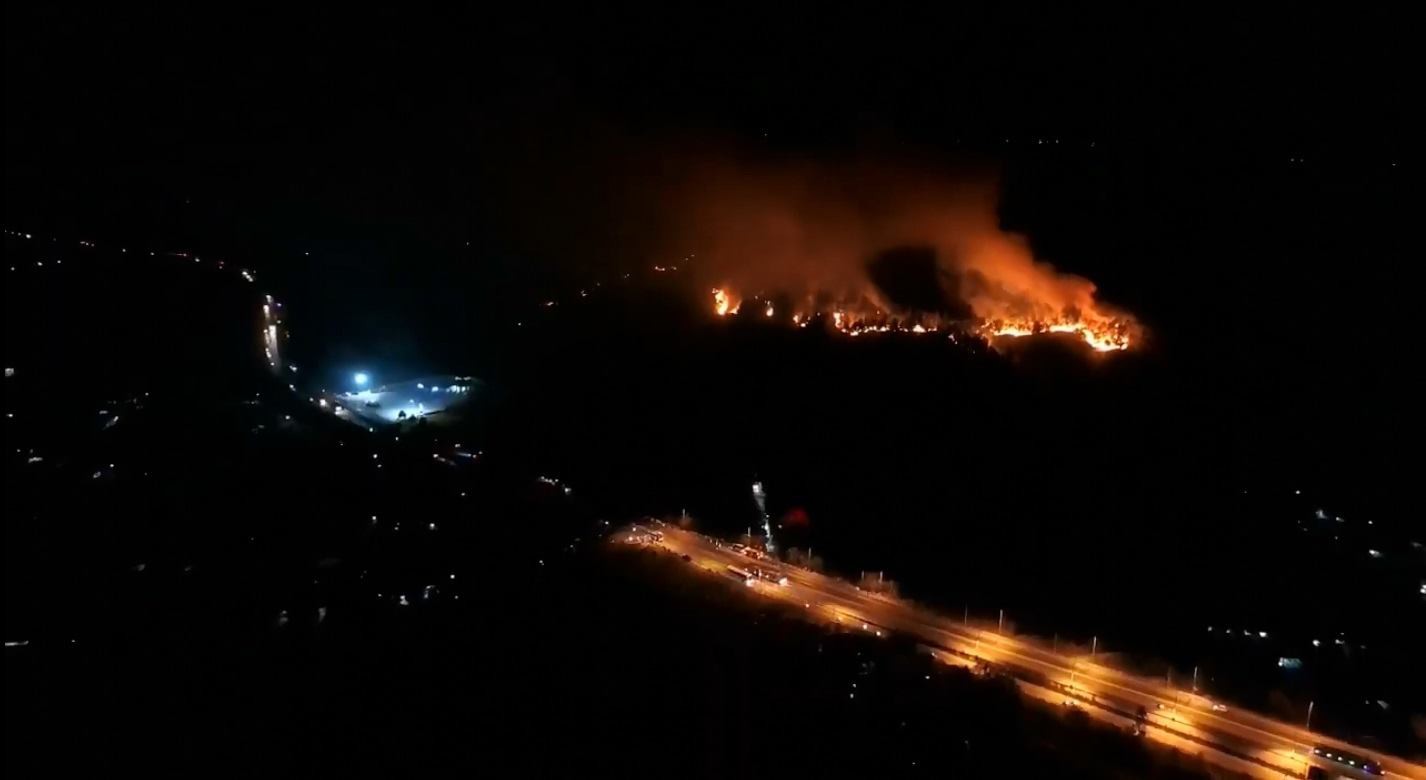 Cháy rừng ở Hà Tĩnh đe doạ nhiều nhà dân, hàng trăm người nỗ lực dập lửa gần 10 tiếng đồng hồ-4