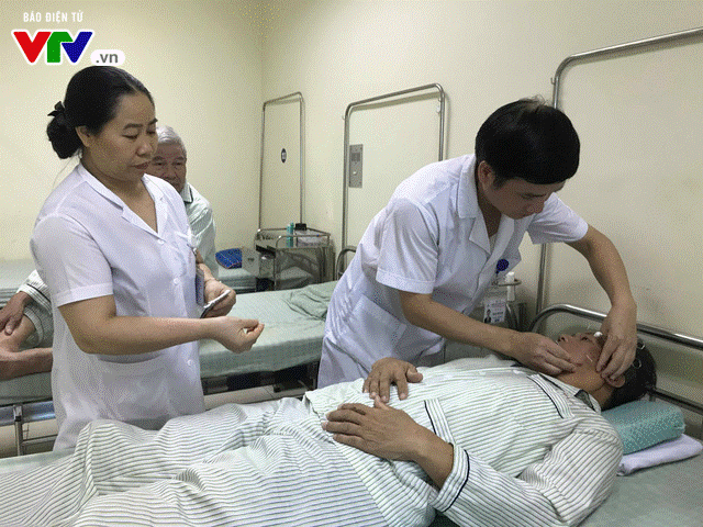 Sai lầm khi tránh nắng mùa hè, nhiều người bị méo miệng, liệt mặt-1