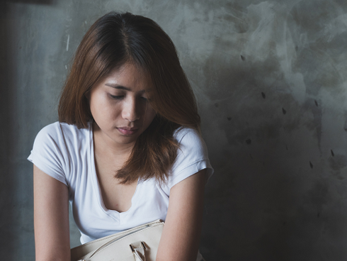 Mẹ chồng nhất quyết không cho xin lại số vàng cưới bà đã giữ, tôi bực bội khó hiểu cho tới khi nhìn thấy bà thậm thụt với cô hàng xóm