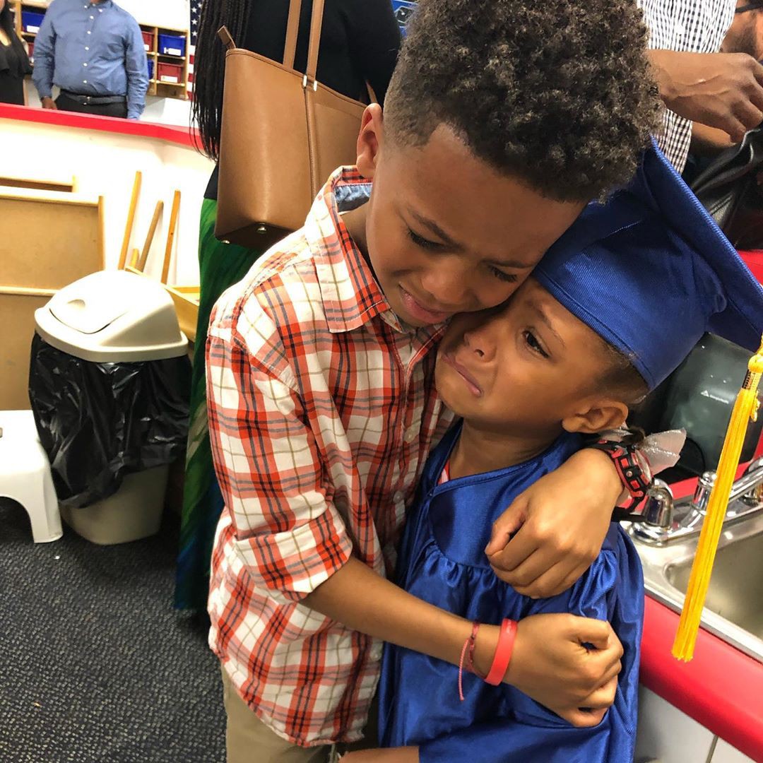 Bức ảnh anh trai ôm em gái trong lễ tốt nghiệp quá đáng yêu nhưng lời tâm sự của người mẹ còn gây xúc động hơn-1