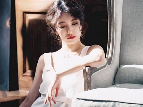 Bị phản bội cô nàng bơ đi, nhưng đến ngày người cũ cưới lại ra hiệu thuốc mua một thứ làm quà và hả hê xem kết quả
