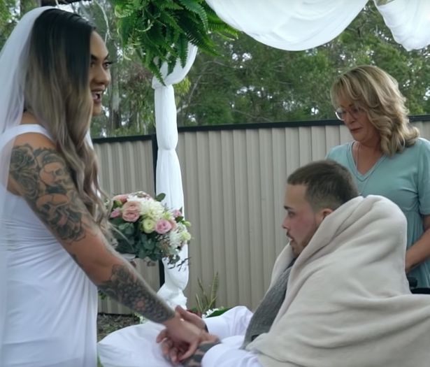 Bức ảnh lễ cưới rộn ràng mà chú rể ngồi gật gù trên xe lăn, câu chuyện về sự thật phía sau khiến ai cũng rưng rưng xúc động-2