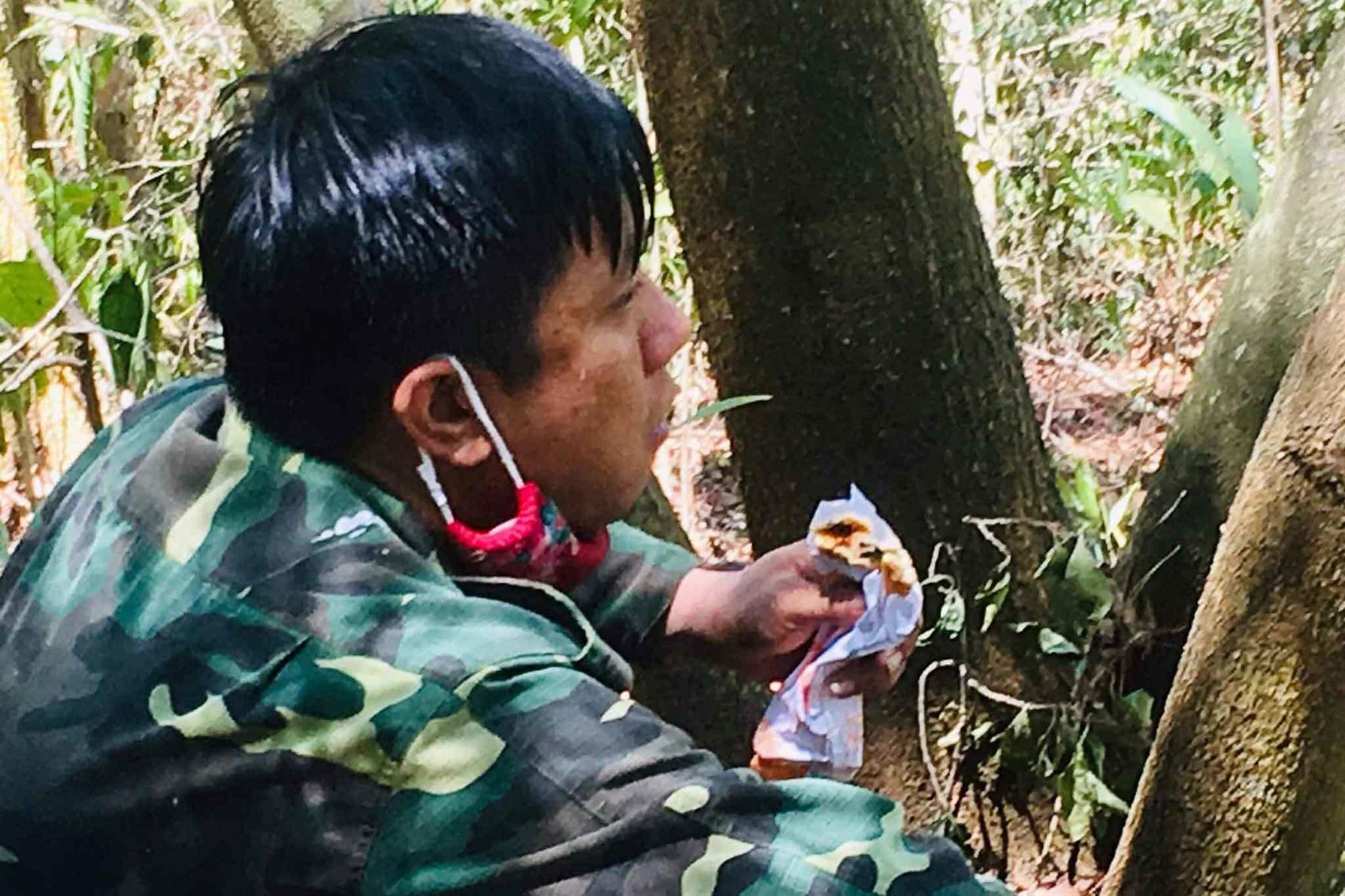 20 tiếng dầm mình trong biển lửa cứu rừng ngùn ngụt cháy ở Hà Tĩnh-17