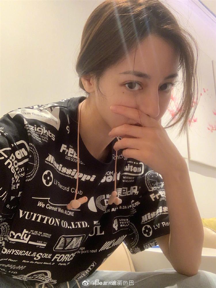 Ảnh chụp camera thường của Địch Lệ Nhiệt Ba - Lưu Diệc Phi - Triệu Lệ Dĩnh chứng minh đẳng cấp nhan sắc là có thật!-2