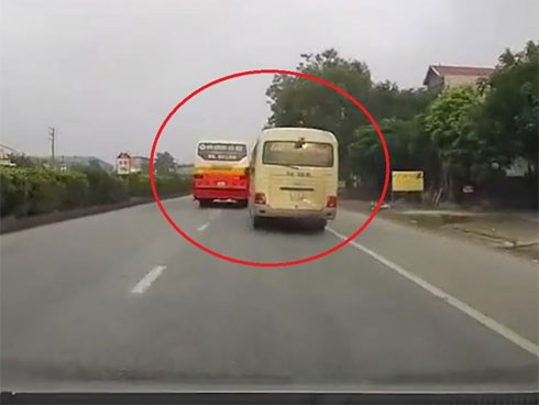 Clip: Hãi hùng cảnh xe buýt và xe khách đánh võng truy đuổi nhau trên quốc lộ 5