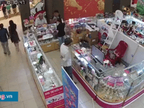 Camera ghi hình tên trộm điện thoại trong siêu thị