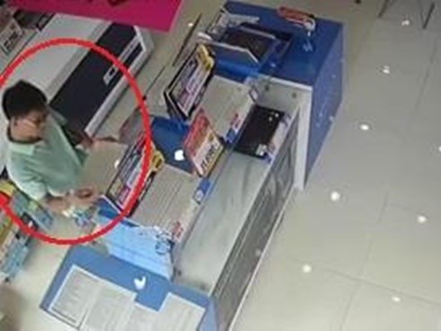 Người đàn ông đi ôtô sang trộm laptop trong cửa hàng