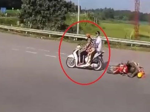 Người phụ nữ thản nhiên bỏ đi sau khi tạt ngã xe người khác