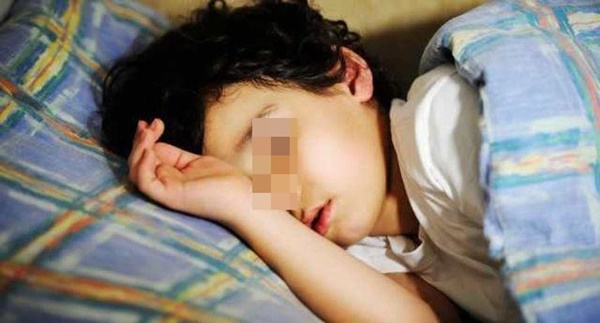 Cậu bé 12 tuổi thường xuyên ngủ ngáy, đi khám phát hiện loại bệnh không ít trẻ có thể mắc-1