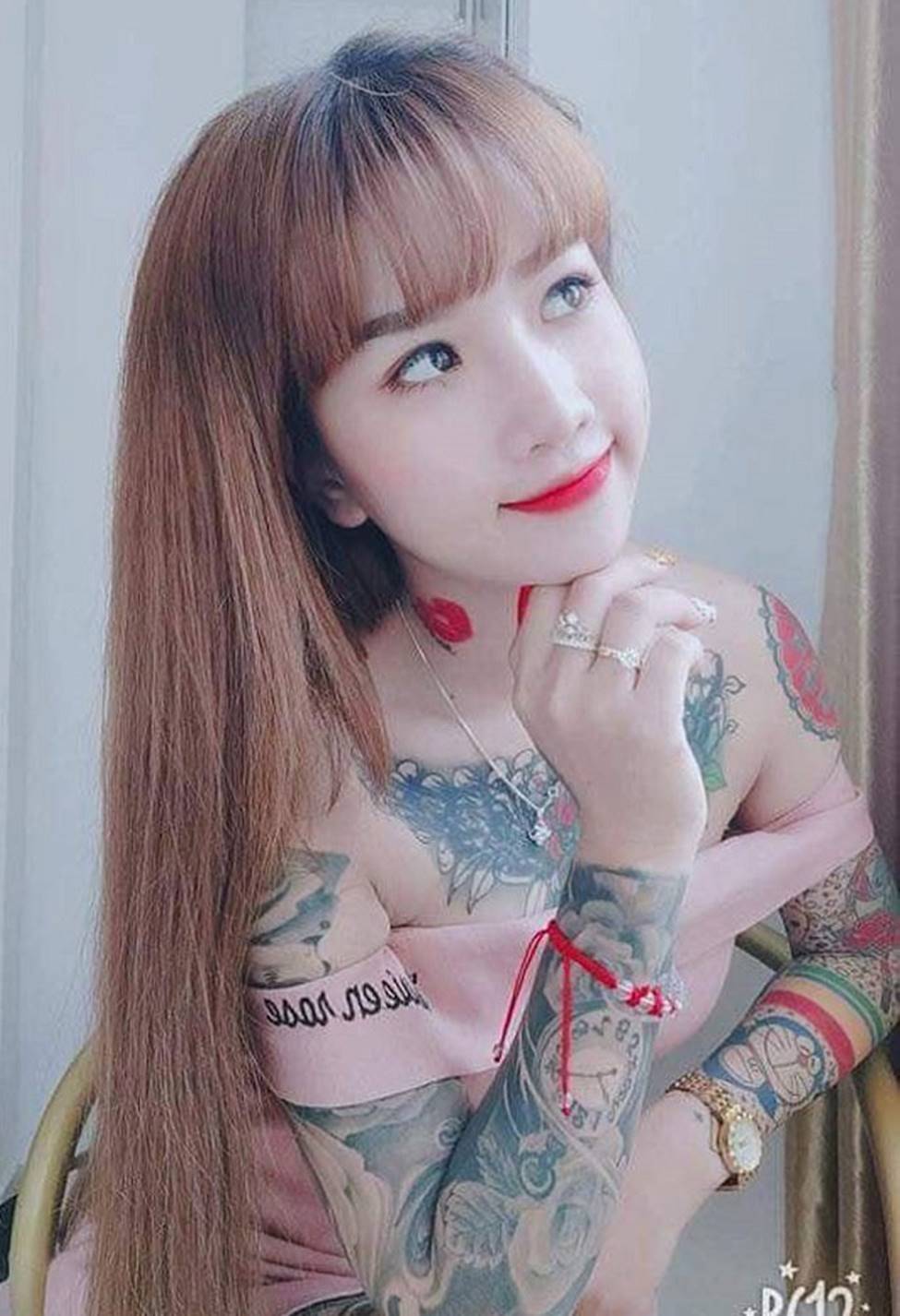 Thanh nữ An Giang, Quảng Nam bị giễu cợt vì xăm kín ngực, tay chân-2