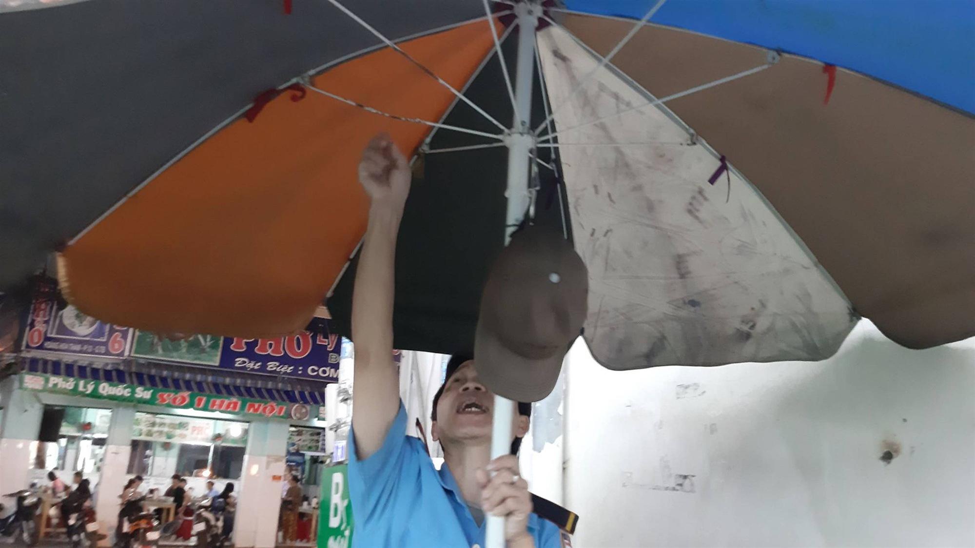 TP.HCM: Nhắc khách mua đồ quên tính tiền, bác bảo vệ cửa hàng tiện lợi bị đánh sưng mặt-4