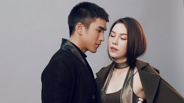 Đêm tân hôn, vừa nhìn thấy dấu vết quen thuộc trên tấm lưng trần của vợ, chồng hoảng loạn bỏ chạy khỏi phòng-1