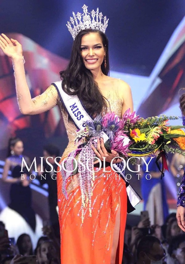 Mỹ nhân 25 tuổi vừa đăng quang Hoa hậu Hoàn vũ Thái: Con lai 2 dòng máu, lội ngược dòng ngoạn mục từ Á thành Hoa-1
