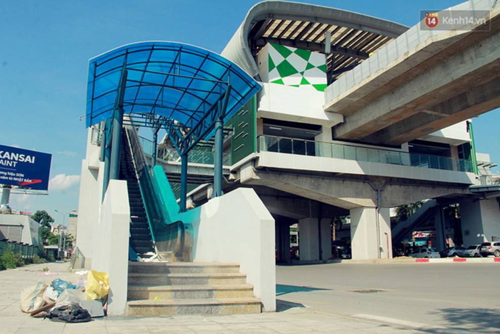 Đường sắt Cát Linh – Hà Đông: Chân nhà ga ngập tràn rác thải hôi thối, trở thành nơi nuôi nhốt gà-1