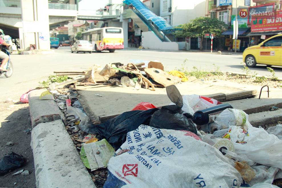 Đường sắt Cát Linh – Hà Đông: Chân nhà ga ngập tràn rác thải hôi thối, trở thành nơi nuôi nhốt gà-10