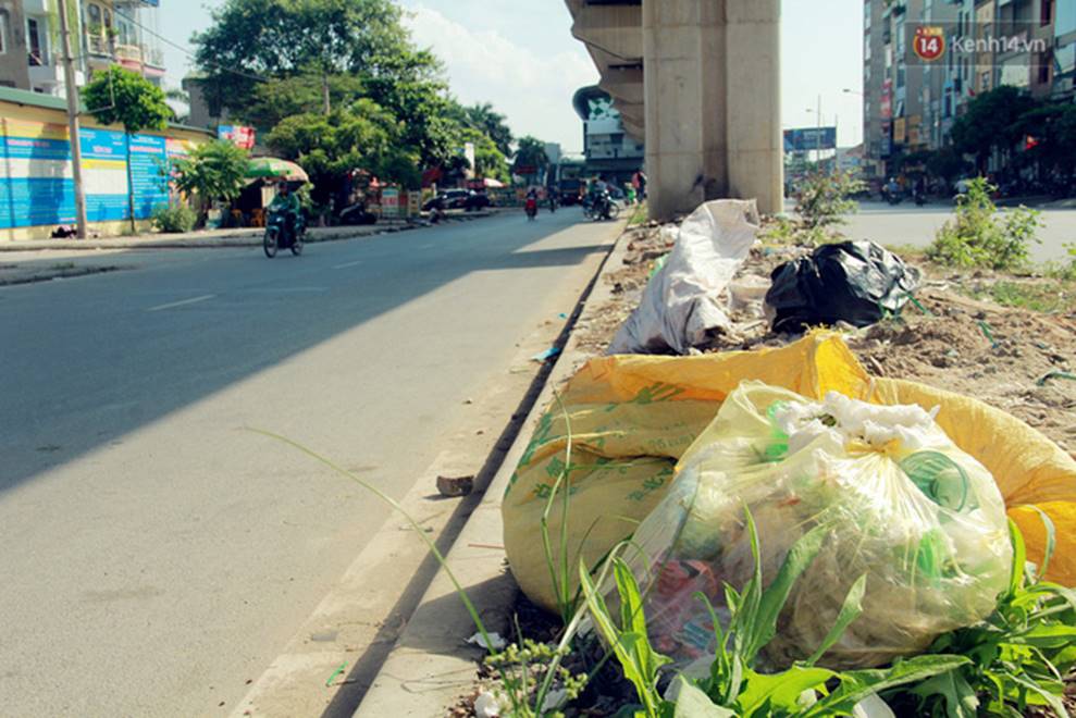 Đường sắt Cát Linh – Hà Đông: Chân nhà ga ngập tràn rác thải hôi thối, trở thành nơi nuôi nhốt gà-7