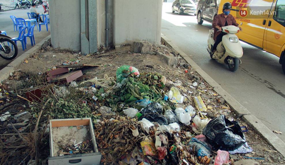 Đường sắt Cát Linh – Hà Đông: Chân nhà ga ngập tràn rác thải hôi thối, trở thành nơi nuôi nhốt gà-9