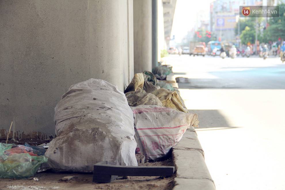 Đường sắt Cát Linh – Hà Đông: Chân nhà ga ngập tràn rác thải hôi thối, trở thành nơi nuôi nhốt gà-15