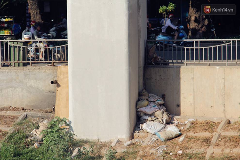 Đường sắt Cát Linh – Hà Đông: Chân nhà ga ngập tràn rác thải hôi thối, trở thành nơi nuôi nhốt gà-18