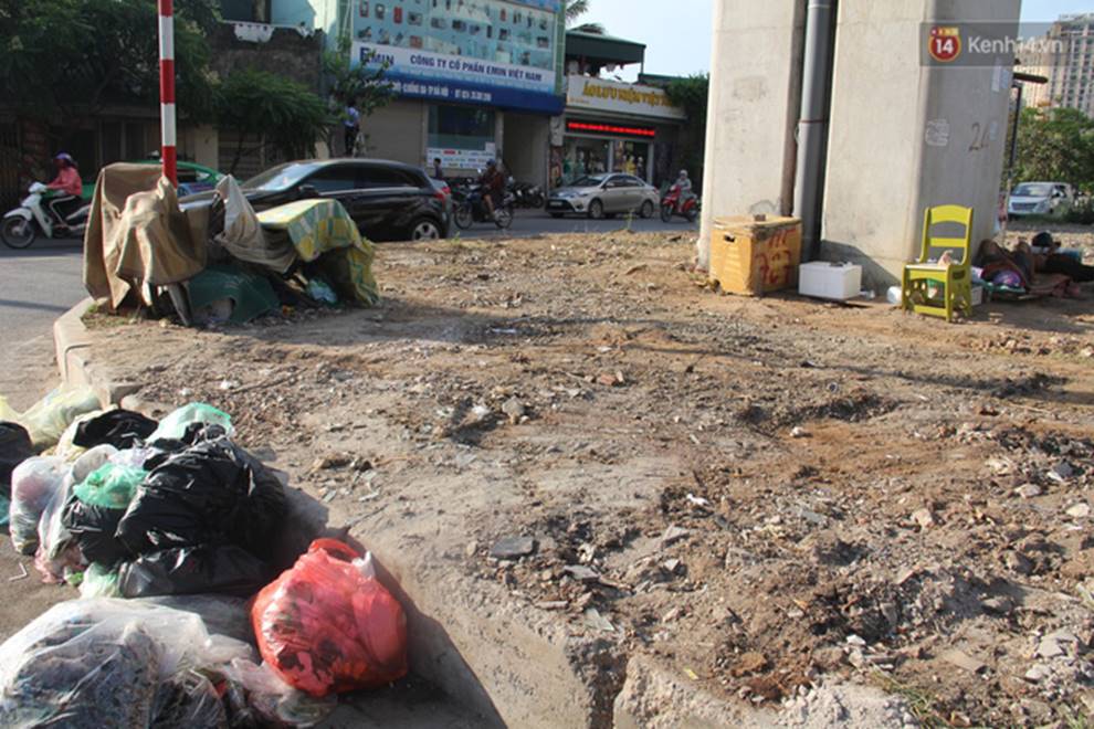 Đường sắt Cát Linh – Hà Đông: Chân nhà ga ngập tràn rác thải hôi thối, trở thành nơi nuôi nhốt gà-21