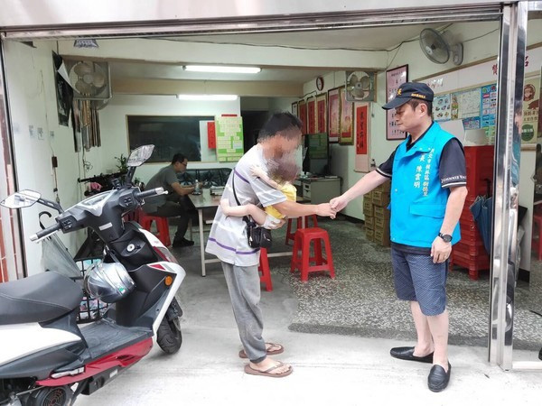 Thấy bé trai bò ra đường đông xe qua lại, người phụ nữ nhiệt tình giúp đỡ nhưng thái độ của người mẹ khi tìm thấy con gây phẫn nộ-5