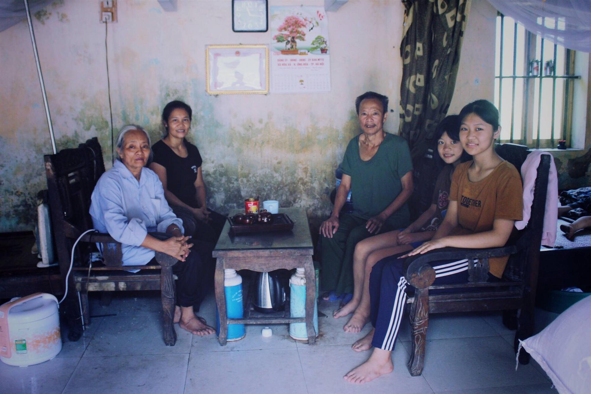 Bạn bè đến lò nọ lớp kia, Bích cặm cụi tự học ở nhà...-1