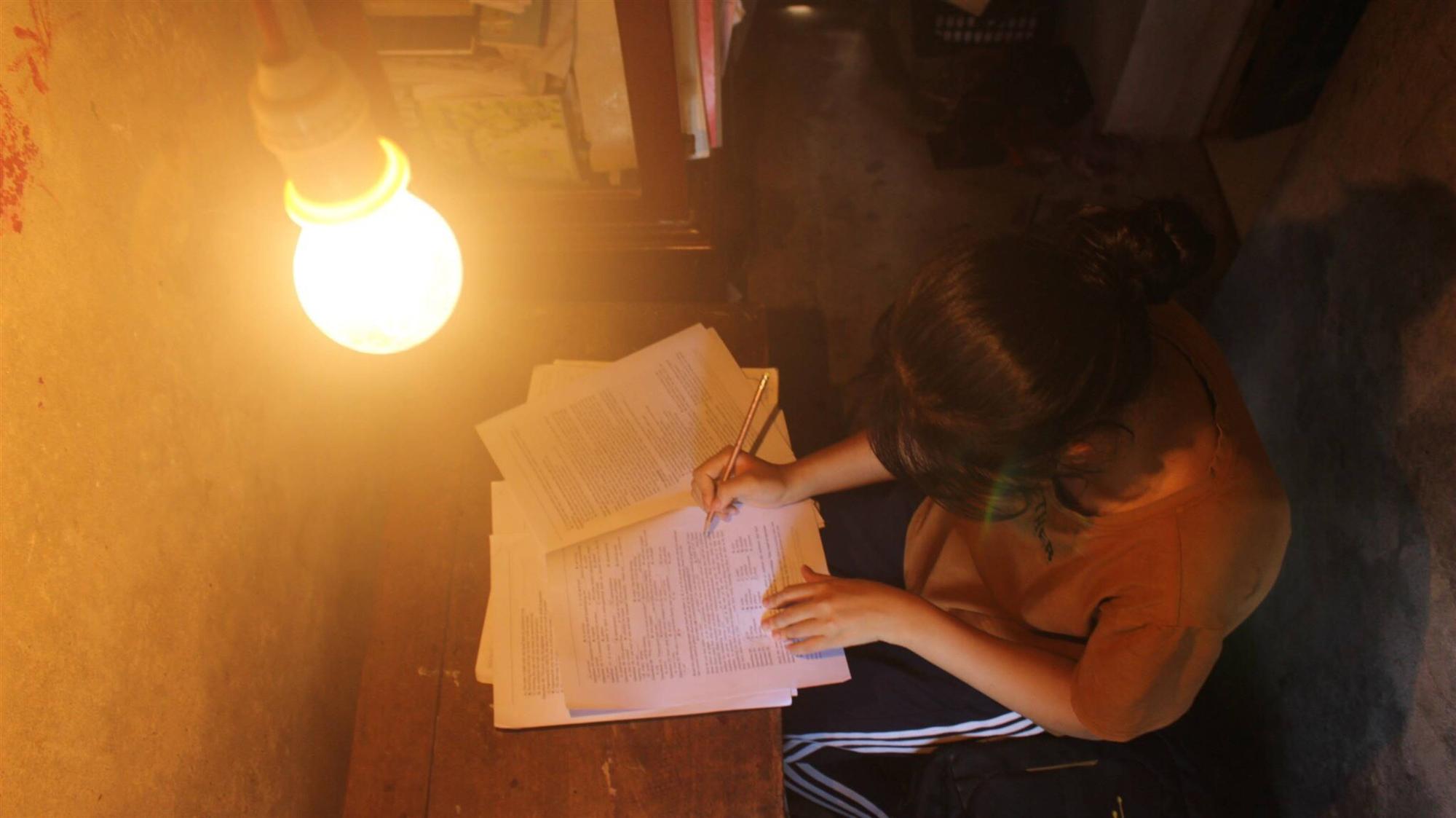 Bạn bè đến lò nọ lớp kia, Bích cặm cụi tự học ở nhà...-2