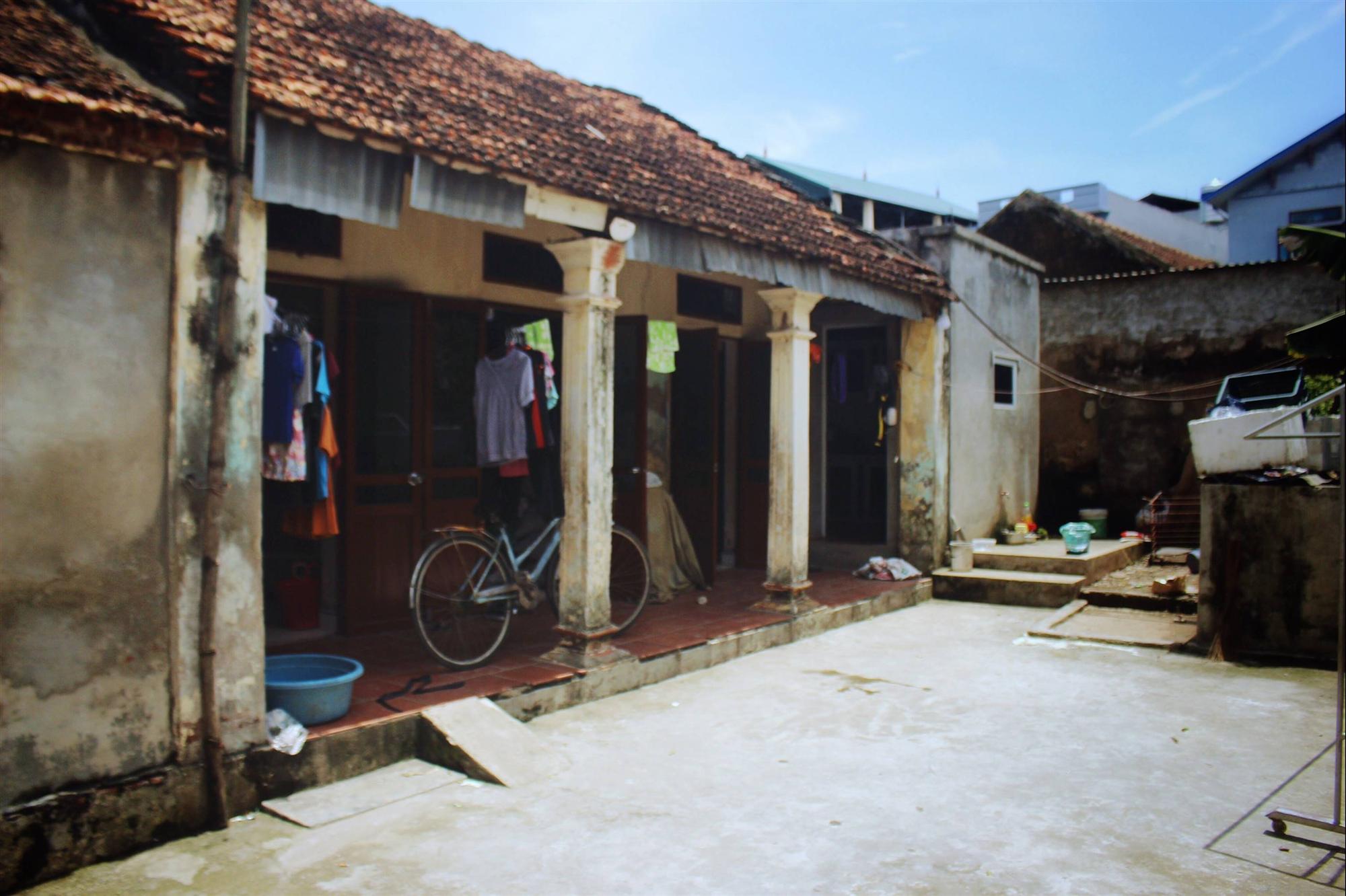 Bạn bè đến lò nọ lớp kia, Bích cặm cụi tự học ở nhà...-3