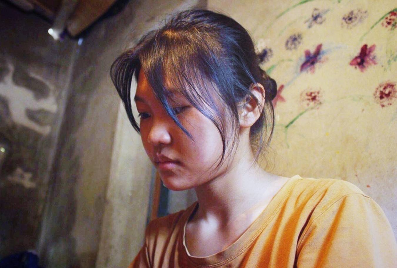 Bạn bè đến lò nọ lớp kia, Bích cặm cụi tự học ở nhà...-4