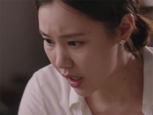 Vợ chồng bàn nhau mang 500 triệu đi gửi tiết kiệm, vợ bận không đi cùng chồng được, tới khi nhìn người đứng tên sổ tiết kiệm mà đầu váng mắt hoa