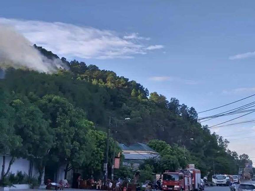 Cháy rừng lớn nhất ở Hà Tĩnh, chặn quốc lộ 1A, nghìn người dập lửa-7