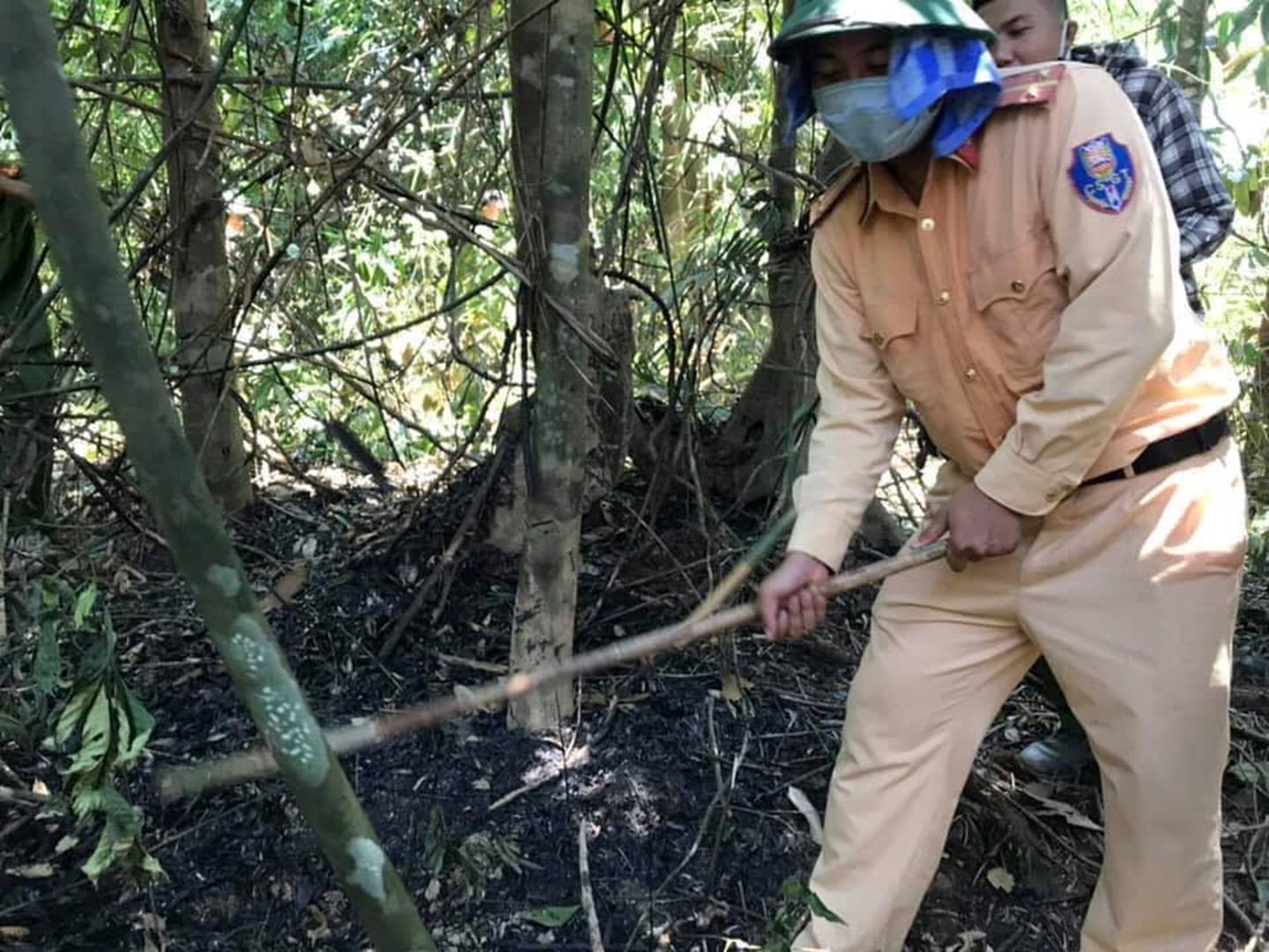 Cháy rừng lớn nhất ở Hà Tĩnh, chặn quốc lộ 1A, nghìn người dập lửa-11